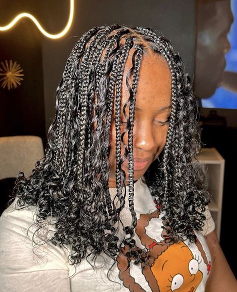 Goddess Braids With Curly Ends, Hairstyles With Attachment, Knotless Goddess Braids, All Back Hairstyle, Braided Bob, Braids With Curly Ends, Small Knotless, Cabello Afro Natural, Short Locs