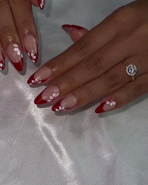 Oval Nails With Design, Red Oval Nails With Design, Valentines Almond Nails, Red Oval Nails, Quince Nails, Nails With Design, Quinceanera Nails, Oval Nails, Almond Nails