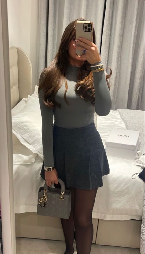 Girly Office Outfits, Feminine Style Winter, Corporate Attire Women, Lady Outfits, Old Money Fashion, Classy Business Outfits, Neat Casual Outfits, Old Money Outfits, Cold Fashion