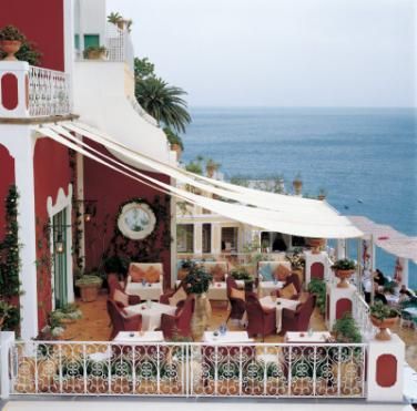 Le Sirenuse - Exterior View Amalfi Coast Guide, Amalfi Coast Towns, Positano Hotels, Amalfi Coast Itinerary, Vintage Seaside, Le Sirenuse, Le Vatican, Hotel Chic, Luxury Restaurant