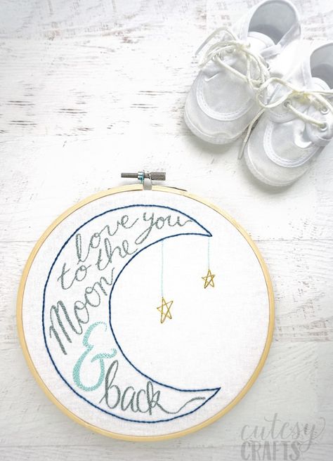 Nursery Embroidery Ideas, New Baby Embroidery, Diy Baby Shower Gift, How To Embroider Letters, Stars Nursery, Sew Quilt, Hand Embroidery Patterns Free, Nursery Patterns, Sew Simple