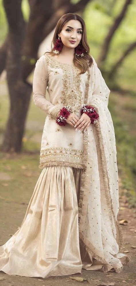 Modern Nikkah, Nikah Dress Pakistani, Pakistani Engagement Dresses, Simple Engagement Dress, Outfit Ideas 2022, Wedding Nikkah, Nikkah Bride, Engagement Dress For Bride, Nomi Ansari