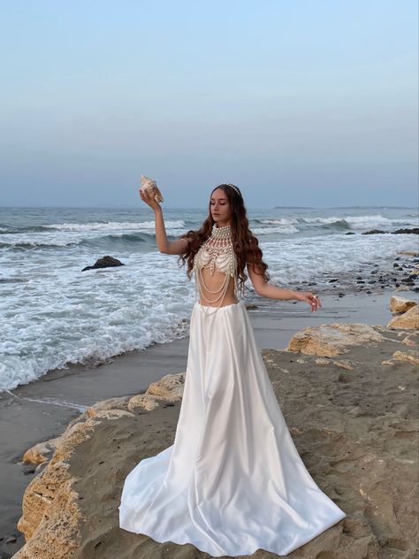 Siren Aesthetic Fashion, Sea Goddess Photoshoot, Sea Witch Outfit Aesthetic, Sea Nymph Outfit, Sea Nymph Aesthetic Outfit, Vanessa Little Mermaid Aesthetic, Sea Witch Outfit, Sea Witch Aesthetic Outfit, Ariel Vanessa