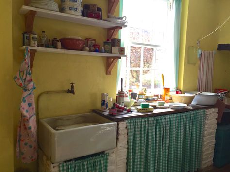 Vintage_English_Kitchen_James_Herriot_Kitchen_Associates_1 1940s Kitchen Farmhouse, English Farmhouse Kitchen, Old Country Farmhouse, 40s Kitchen, 1940s Home Decor, 1940s Interior, English Cottage Kitchens, 1940s Kitchen, English Farmhouse