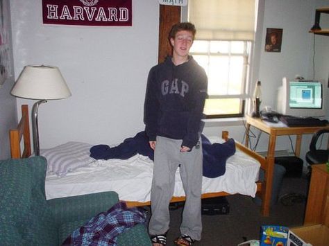 Harvard Dorm, Celebrity Sightings, Mark Zuckerberg, People Of The World, Celebrity Look, Famous Faces, Fav Celebs, Rare Photos, Inspirational People