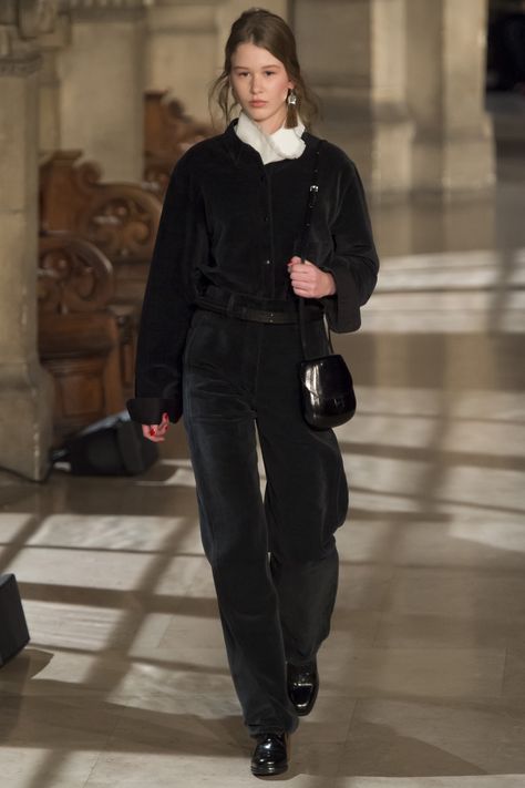 Lemaire Fall 2016 Ready-to-Wear Fashion Show Black Clothes, Outfit Look, Mode Inspo, 가을 패션, Fall 2016, Looks Vintage, Look Fashion, Runway Fashion, Pretty Outfits