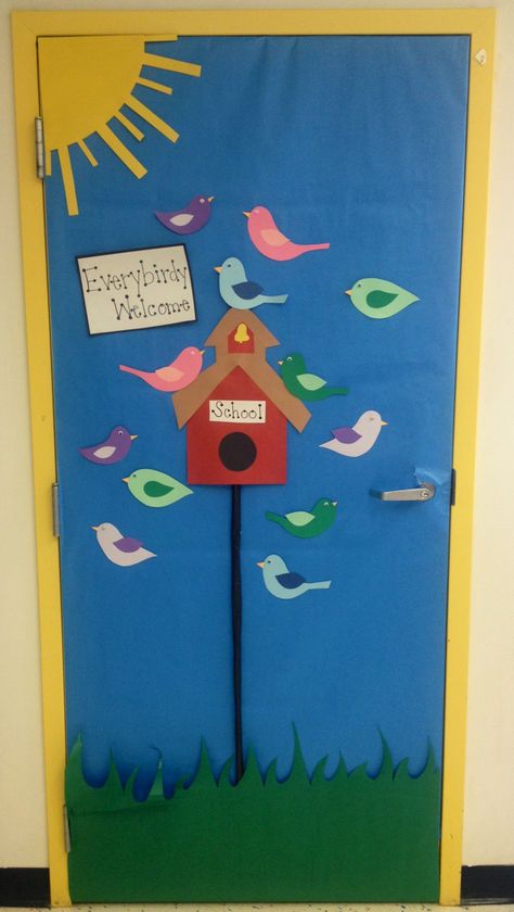 First day of school decorated door Bird Door Decorations Classroom, Bird Bulletin Board Ideas Preschool, Orientation Preschool, Preschool Welcome Board, Toddler Classroom Decorations, Holiday Classroom Doors, Preschool Door Decorations, Kindergarten Door, Class Room Door