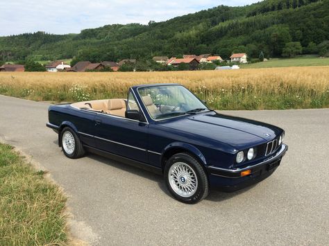 E30 Bmw Convertible, Old Convertible Cars, Bmw E30 Convertible, Vintage Convertible, Bmw Convertible, Classic Car Photoshoot, Car Deco, Old Vintage Cars, Bmw 320i