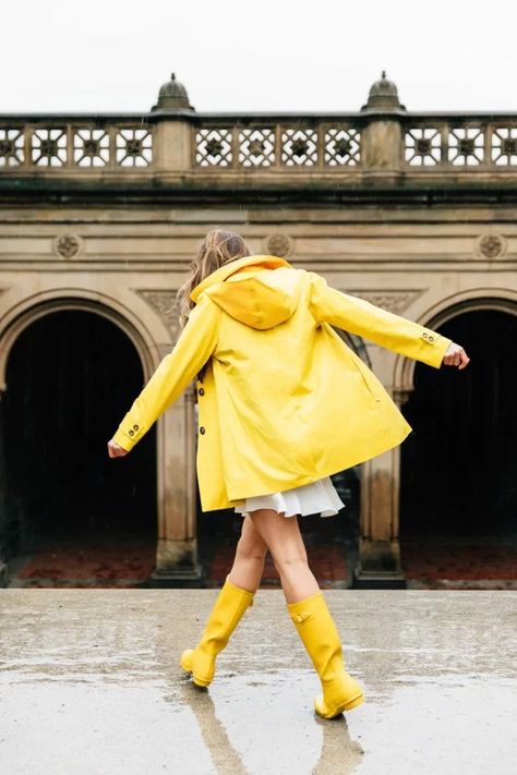 Stay Stylish in the Storm: Rainy Day Outfits for School that Will Make a Splash! Yellow Uggs, Rainy Day Outfit For School, Rainy Day Outfits, Womens Rubber Boots, Raincoat Outfit, Winter Coat Outfits, Outfits For School, Yellow Raincoat, Day Outfits