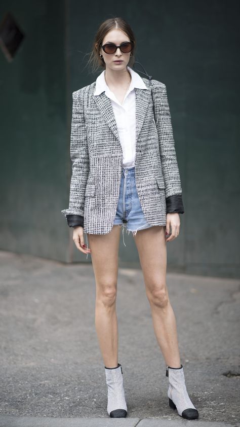 50 Summer Outfits to Toss on and Go When You're in a Rush Blazer Summer Outfits, Shorts Street Style, Boots And Shorts, Blazer With Shorts, Simple Summer Outfits, Gossip Girl Fashion, Nyfw Street Style, Blazer Outfit, Summer Outfit Ideas