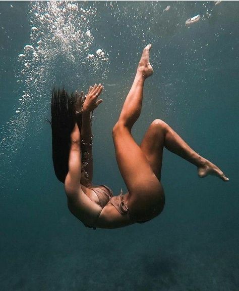 Beach Fashion Editorial, Underwater Drawing, Underwater Model, Underwater Portrait, Water Shoot, Underwater Pictures, Underwater Painting, Perspective Photography, Girl In Water