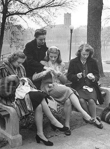 Knitters in London, 1950's Vintage Foto's, Ballet Russe, Make Do And Mend, Knit Art, Make Do, Vintage Life, 1940s Fashion, White Photo, Vintage Pictures