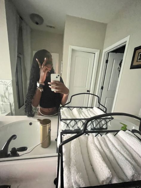 .5 Pics Iphone, Me When A Bad B Tell Me To Do Something, Cute Poses For Pictures Selfie, Picture Ideas Black Women, Mirror Selfie Black Women, Pretty Selfies Ideas, Woman Mirror Selfie, Pretty Mirror Selfie, Black Woman Anime