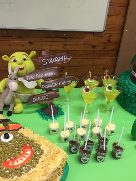 Shrek Dessert Table, Shrek Themed Desserts, Shrek Party Snacks, Shrek Bridal Party, Shrek Charcuterie Board, Shrek Centerpieces Party Ideas, Shrek Baby Shower Theme, Shrek Centerpieces, Shrek Bday Party