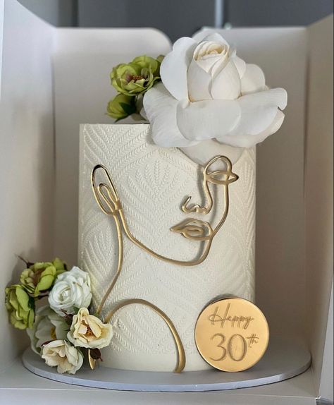 Melanin Cake Ideas, Women Cakes Birthday Elegant, Cake Ideas For 30th Birthday Women, 30 Th Birthday Cake For Women, Gold Birthday Cake For Women, Cake 40 Birthday Woman, 30th Birthday Cake For Women Elegant, 35 Birthday Cake Woman, 40th Birthday Cake For Women Elegant