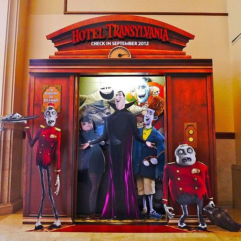 Hotel Transylvania Decorations, Movie Standee, Pdq Display, Hotel Transylvania Cake, Halloween Work Party, Festa Hotel Transylvania, Photobooth Idea, Hotel Transylvania Birthday, Hotel Transylvania Party