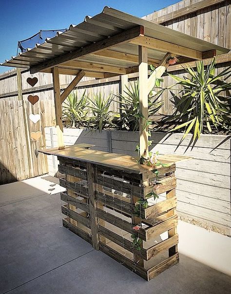 Outdoor Bar Ideas Backyards, Pallet Bar Diy, Outdoor Bbq Area, Diy Outdoor Bar, Outdoor Patio Bar, Backyard Bar, Apartment Patio Decor, Patio Decorating Ideas On A Budget, Outdoor Diy Projects