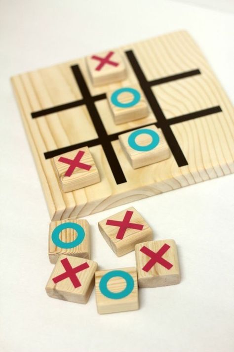 Diy Wooden Games, Diy Display, Wood Games, Woodworking Toys, Tic Tac Toe Game, Wooden Games, Kids Wooden Toys, Diy Games, Wooden Projects