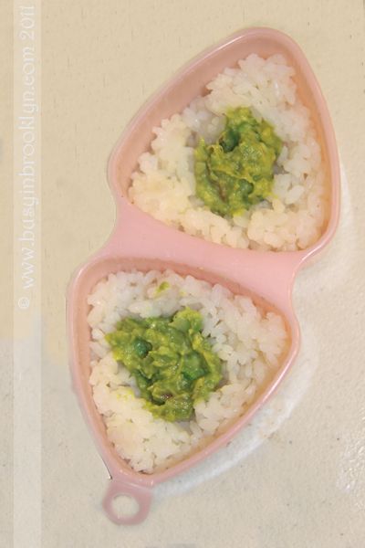 Onigiri Filling Recipe, Onigiri Dipping Sauce, Onigiri Balls, Asian Guacamole, Onigiri Filling Ideas, Vegetarian Onigiri, Rice Triangles Onigiri Recipe, Vegan Onigiri Filling, Vegetarian Onigiri Filling