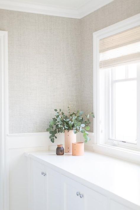 White Bathroom Wallpaper Ideas, Powder Room Neutral Wallpaper, Wallpaper White Bathroom, Grey And White Bathroom Wallpaper, Linen Wallpaper Bathroom, Textured Wallpaper Powder Room, Powder Room Textured Wallpaper, Textured Wallpaper Half Bath, Bathroom Neutral Wallpaper