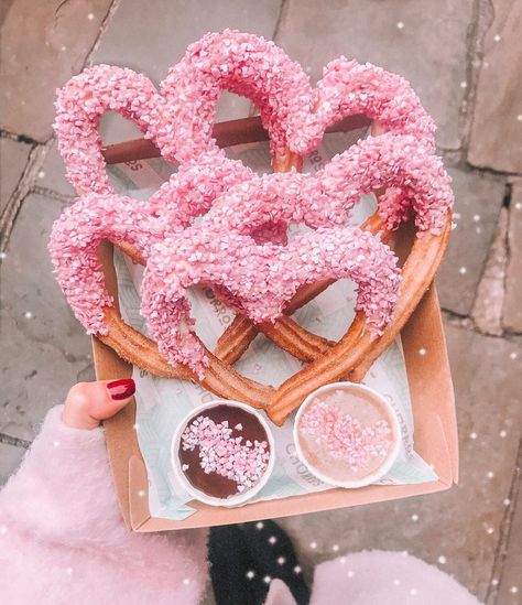 Pink churros, London Camden Food market, Heart churros #churros #pinkchurros #heartchurros @natalyjennings Heart Churros, London Camden, Pastel Cupcakes, Camden Market, Instagram London, Pink Foods, Eclairs, Cute Desserts, Food Market