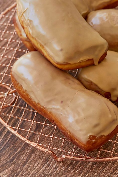 Doughnut Icing Recipe, Doughnut Frosting, Doughnut Icing, Maple Bars Recipe, Maple Donuts Recipe, Donuts From Scratch, Maple Donuts, Doughnut Recipe Easy, Maple Bars