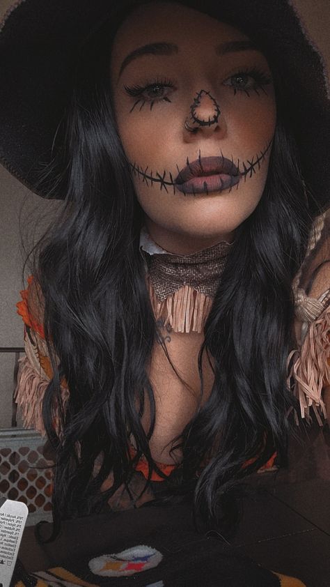 Halloween Costume Ideas Scarecrow, Fall Festival Makeup, Halloween Costume Makeup Looks, Scare Crow Make Up For Women Simple, Easy Halloween Makeup For Couples, Dark Scarecrow Makeup, Scarecrow Scary Makeup, Halloween Makeup For Witches, Sam From Trick Or Treat Makeup