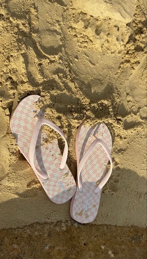 Preppy Flip Flops, Pink Flip Flops Aesthetic, Flip Flops Aesthetic, Beach 2023, White Slippers, Pink Flip Flops, Summer Pics, Beach Slippers, Summer Pictures