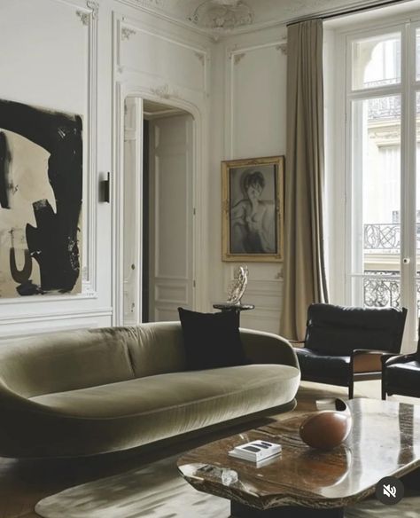 Interesting Living Room Ideas, Old New York Apartment Interiors, Parisian Modern Living Room, Neoclassical Apartment, Parisian Style Living Room, Modern Parisian Interior, Paris Apartment Decor, Parisian Interior Design, Parisian Living Room