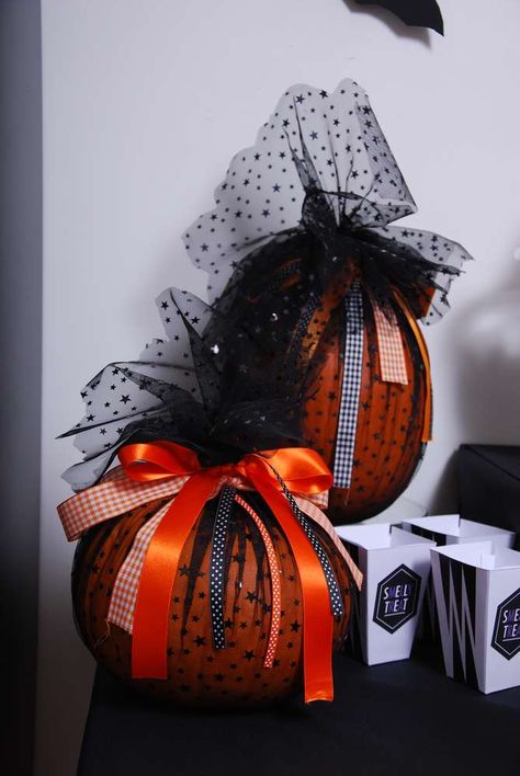 I like these tulle wrapped pumpkins. Deco Halloween, Halloween Party Ideas, Halloween Photos, Sweet Table, Pumpkin Design, Halloween Halloween, Catch My Party, Diy Projects To Try, Ideas Photo