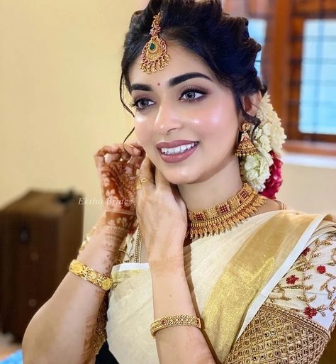 Reception Makeup Indian, Reception Makeup Indian Bride, South Indian Wedding Saree, Indian Bride Makeup, Latest Bridal Blouse Designs, Bridal Bun, Traditional Hairstyle, Indian Bridal Hairstyles, Wedding Saree Indian