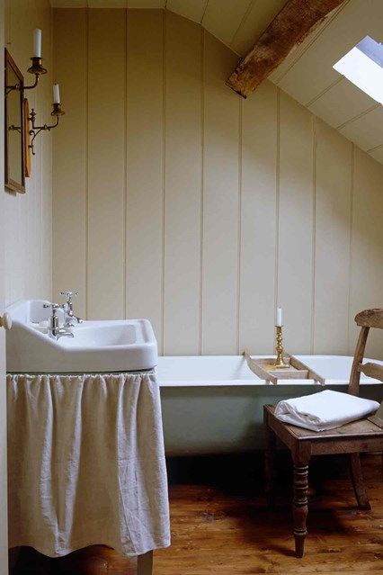 Panelling & Sink Curtain Small in Country Bathroom. Country Bathrooms on HOUSE. Inviting rooms decorated with the hallmarks of the English country house look. Small Country Bathroom, Sink Skirt, Mini Bad, Primitive Bathrooms, Cottage Bathroom, Country Bathroom, Small Space Design, Wooden Floors, Rustic Bathrooms