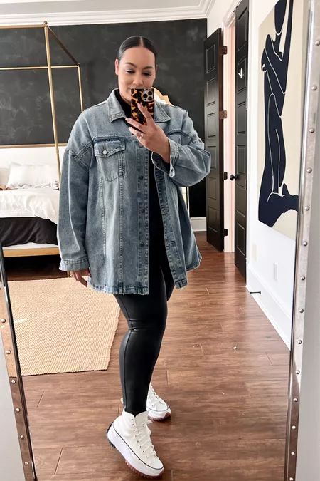 Blue Jean Shacket Outfit, Oversize Jeans Jacket Outfit, Denim Jacket Plus Size Outfits, Jean Shacket Outfit, Denim Shacket Outfit Women, Black Shacket Outfit, Fall Outfits Women Plus Size, Plus Size Denim Outfits, Oversized Denim Shirt Outfit