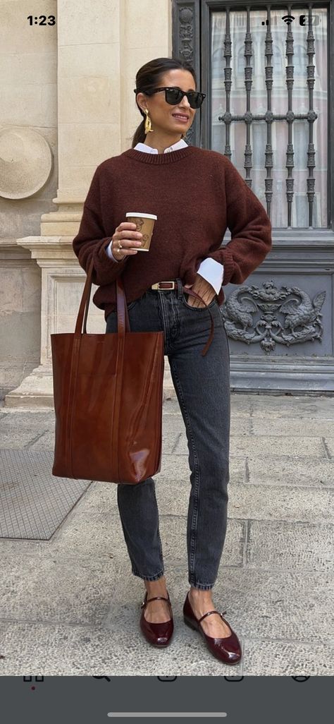 Burgundy Flats Outfit, Handbags Aesthetic, Every Day Outfits, Parisian Look, Burgundy Outfit, Mary Jane Ballet Flats, Burgundy Jeans, Denim Handbags, Day Outfits