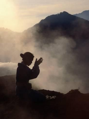 Mt Batur, Yoga Posen, Montage Photo, Morning Yoga, 인물 사진, Magical Places, Sacred Space, Yoga Inspiration, Yoga Meditation