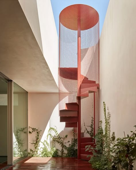 Horma Studio designs DM House as a "composition of forms" سلالم حلزونية, Red Spiral, Escalier Design, Interior Stairs, Design Exterior, Design Del Prodotto, Spiral Staircase, Staircase Design, Stairs Design