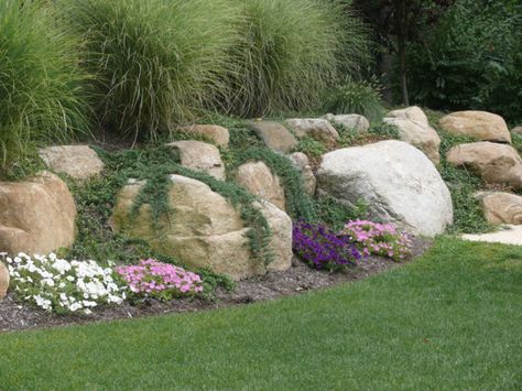 Easy Ideas for Landscaping with Rocks Rock Wall Landscape, Boulder Retaining Wall, Rock Retaining Wall, Large Backyard Landscaping, Garden Retaining Wall, Rocks Landscaping, Natural Landscaping, Landscaping With Boulders, Rock Garden Design