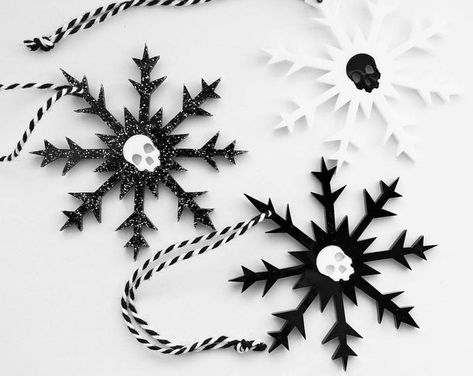 Skull Snowflake, Gothic Christmas Tree, Skull Christmas, Scary Christmas, Gothic Christmas, Tree Ribbon, Tree Themes, Creepy Christmas, Dark Christmas