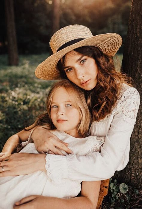 Mother Daughter Photography Poses, Mom Daughter Photography, Boho Shoot, Mom Daughter Photos, Mommy Daughter Photoshoot, Mother Daughter Poses, Mommy Daughter Pictures, Daughter Photo Ideas, Mommy Daughter Photos