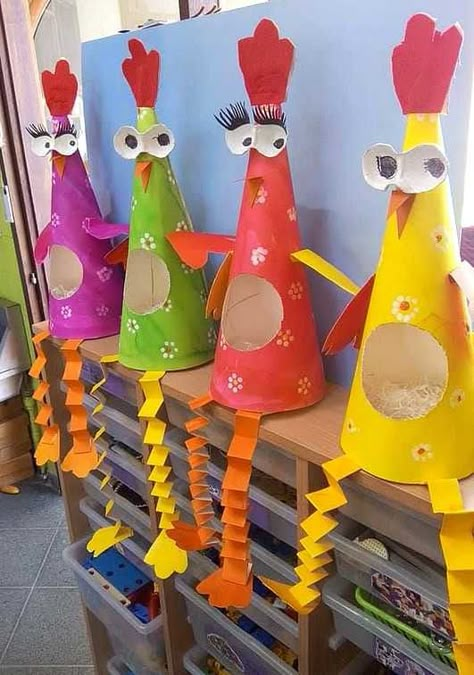 Nous, les coq ! - Les cahiers de Joséphine Påskeaktiviteter For Barn, Chicken Crafts, Toilet Paper Roll Crafts, Paper Roll Crafts, Easter Art, Bunny Crafts, Easter Activities, Easter Crafts For Kids, Childrens Crafts