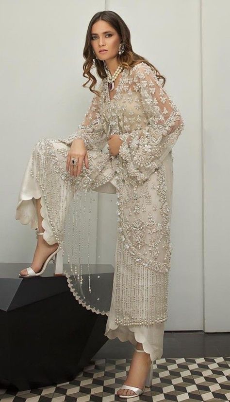 Party Dresses Pakistani, Modern Party Wear, White Party Dresses, Desi Attire, Dresses Pakistani, Pakistani Formal Dresses, Modern Party, Pakistani Wedding Outfits, Pakistani Fancy Dresses