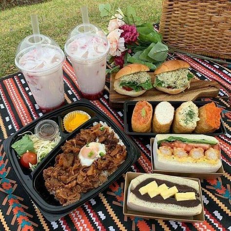 Picnic Date Food, Picnic Inspo, Different Types Of Food, Picnic Inspiration, Picnic Aesthetic, Picnic Date, Picnic Ideas, Picnic Food, Picnic Foods