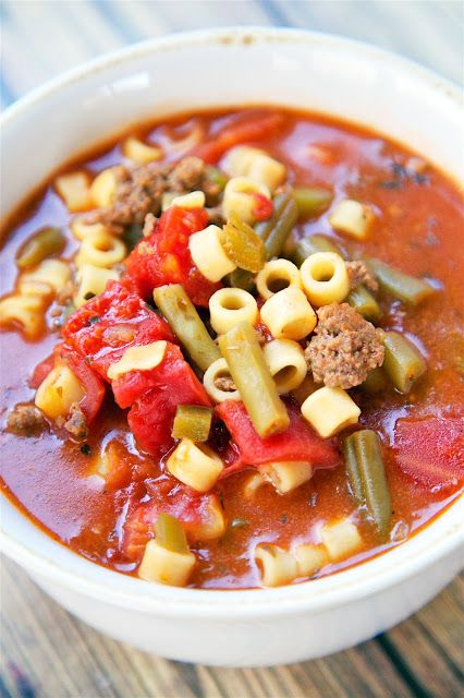 Italian Hamburger Soup - ground beef, peppers, stewed tomatoes, green beans, tomato sauce, oregano, basil and pasta - SO good! We ate this two days in a row. Makes a ton - freezes well. Ground Beef Peppers, Inn Recipes, Italian Stew, Vegetable Entrees, Hamburger Soup, Greek Seasoning, Plain Chicken, Italian Soup, Stewed Tomatoes