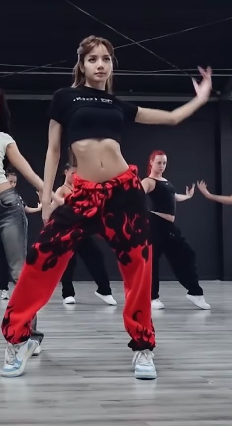 Blackpink Lisa Dance Practice Outfits, Lisa Dance Outfit, Blackpink Practice Outfits, Kpop Idol Practice Outfit, Lisa Dance Practice Outfit, Baggy Dance Outfit, Kpop Trainee Outfit, Lisa Body Shape, Kpop Dance Outfits Practice