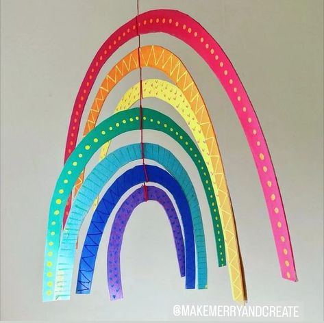 Cardboard Rainbow Craft, Kids Mobile Craft, Mobile Art Projects Ideas, Mobil Art, Rainbow Mobile Craft, Rainbow Kids Crafts, Rainbow Decorations Classroom, Rainbow Arts And Crafts For Kids, Rainbow Projects For Kids