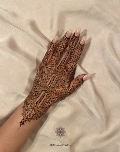 by @hennaya_karyma Mehndi 2024, Fessi Henna, Henna Crown, Body Ornament, Crown Tattoos For Women, Traditional Henna Designs, Elegant Henna, Crown Tattoos, Rajasthani Mehndi