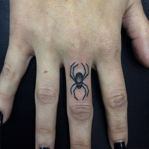 Spider Tattoo On Finger, Finger Spider Tattoo, Spider Finger Tattoo, Teeny Tattoos, Skull Finger Tattoos, Men Finger Tattoos, Tattoos Spider, Spider Tattoos, Herren Hand Tattoos