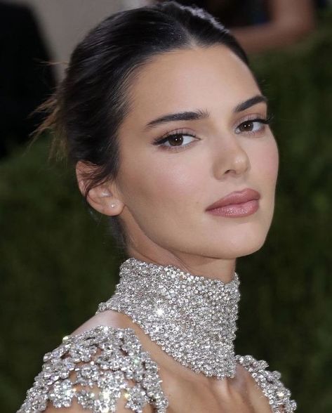 Gala Make Up, Kendall Jenner Maquillaje, Kendall Jenner Met, Kendall Jenner Met Gala, Kendall Jenner Hair, Kendall Jenner Face, Kendall Jenner Icons, Jenner Hair, Kendall Jenner Makeup