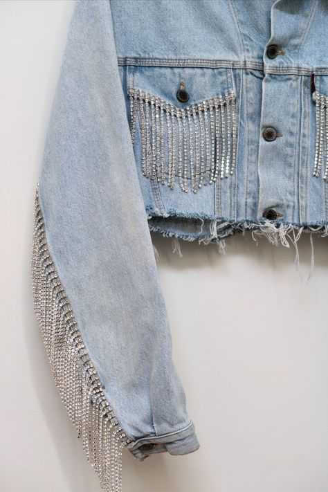 Traje Cowgirl, Bling Denim, Hand Painted Denim, Crystal Fringe, Diy Denim Jacket, Dripping Lips, Hand Painted Denim Jacket, Rhinestone Fringe, Painted Denim Jacket