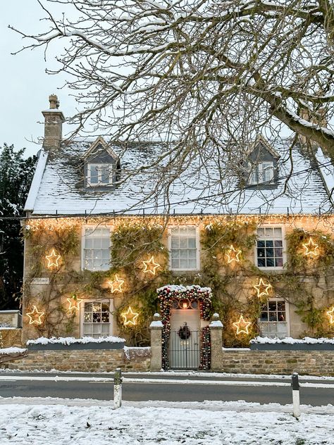 Cotswolds At Christmas, Cotswolds Christmas Decor, Christmas In The Cotswolds, Josie Cotswolds, English Cottage Winter, English Countryside Christmas, Cotswold Aesthetic, Christmas Cotswolds, Cotswold Christmas